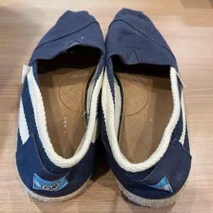Navy Toms slip-ons